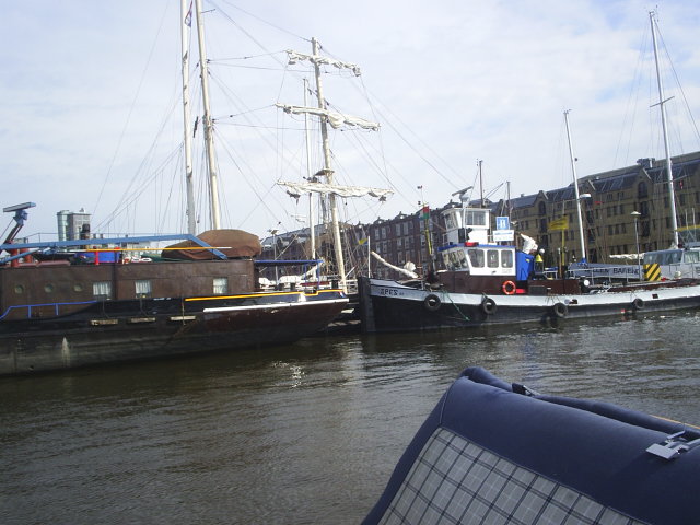 Via de houthaven waar ik als kind mee mocht met de binnenvaartschip van een school vriendje zijn opa.