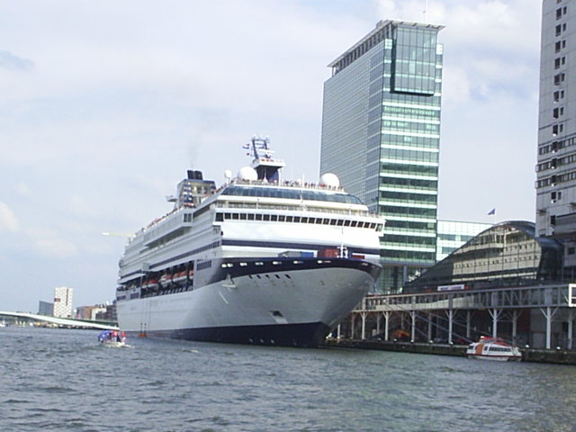 Nu is er nieuwbouw en is de scheepsmaatschappij KNSM er niet meer.