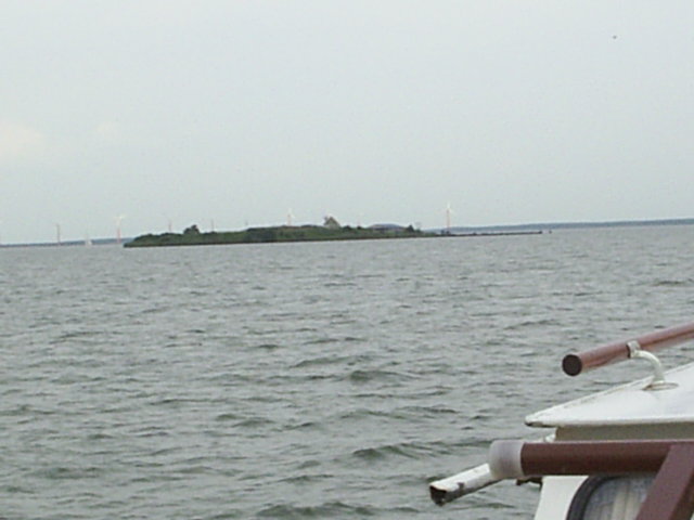 Hier zie je het eiland Pampus, vroeger lagen hier de zeilboten voor Amsterdam voor Pampus.