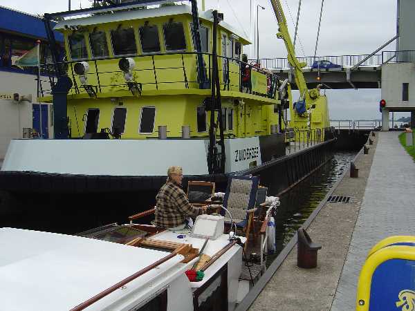 Rijkswaterstaat achterin de zelfde sluis.