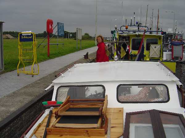Rijkswaterstaat voorin de sluis