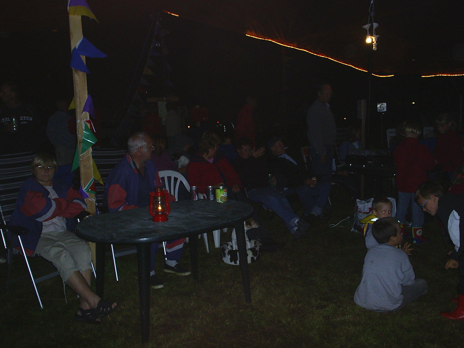 de feestelijke versierde tent