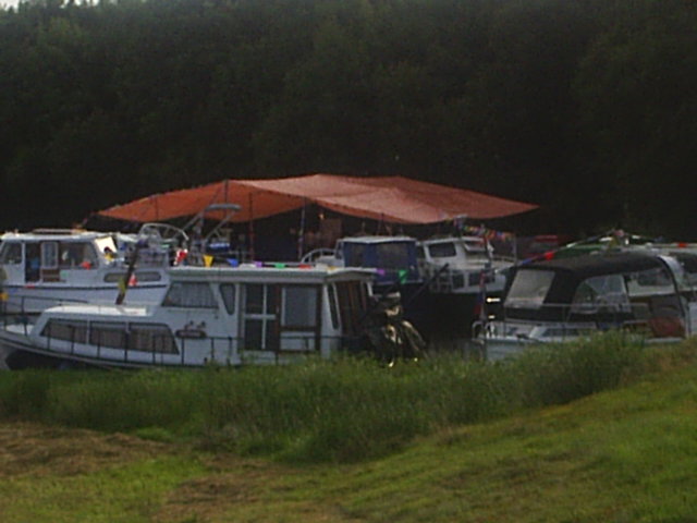 Een grote tent was erop gezet.
