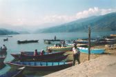 Båtar på Lake Phewa i Pokhara