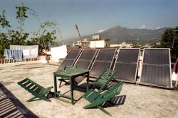 Solpaneler och trädgårdsbord på takterrassen