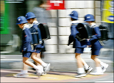 Japanese schoolchildren in Tokyo. Japanese parents worried about their children will 

be able to put military technology in their schoolbags to track them down at all times, 

amid a nationwide preoccupation with security(AFP/File/Yoshikazo Tsuno)