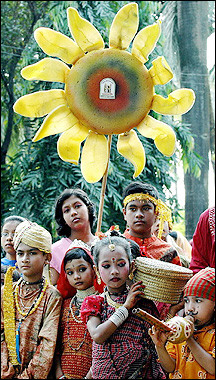 Eid-al Fitr Festival : Bangladeshi children and women wearing traditional costumes carry paper flowers and play musical instruments as they take part a colourful march to celebrate the Eid-al Fitr Festival in Dhaka. (AFP/Stringer )