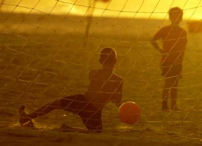 Brazilian children play soccer at sunset on Ipanema beach in Rio de Janeiro, November 9, 2004. Temperatures for the day in Rio reached 27 degrees celsius (81 fahrenheit.)   REUTERS/Sergio Moraes