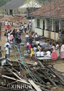 Sri Lankan school children went back to school Monday after the devastating Tsunami disaster hit the country two weeks ago.