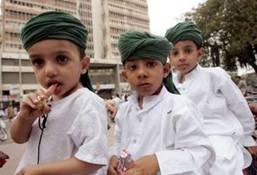 Pakistani children take part in a religious procession during Eid-e-Millad-ul-Nabi in Karachi, April 22, 2005. The procession was part of the nation-wide celebrations on the anniversary of the birth of Prophet Mohammad, known as Eid-e-Millad-ul-Nabi. REUTERS/Zahid Hussein