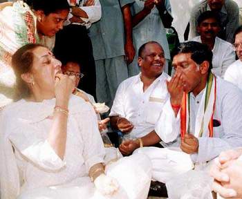 Chattisgarh Chief Minister Ajit Jogi and senior congress leaders eating grams during police custody