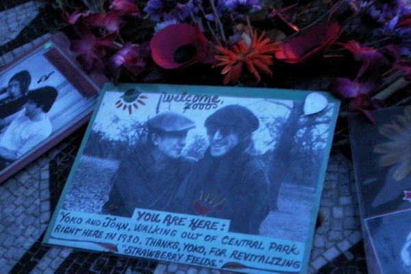 Central_Park-Strawberry_field-John_and_Yoko.JPG