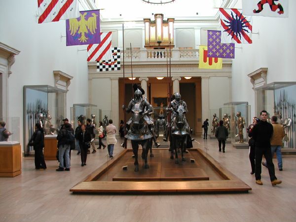 Metropolitan_Museum_of_Art-Armor_museum.JPG