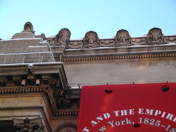 Metropolitan_Museum_of_Art-closeup_of-building.JPG