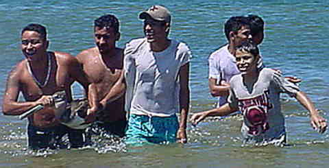 It's an busy and excited Sunday morning when San Juan del Surienenses decide to throw stones at pelicans and wound one enough to be able to capture it, San Juan del Sur.