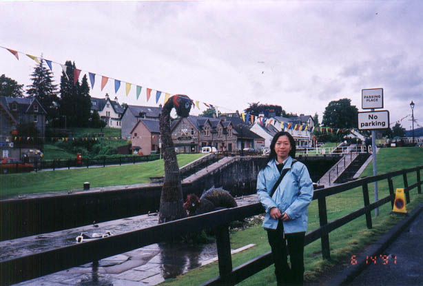 Town_beside_Loch_Ness