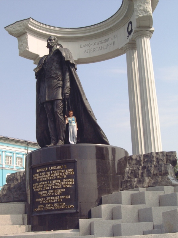 Irina near&nbsp; the statue Alexandre II