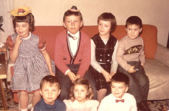 Nouvel An 1959, moi, mes cousins, et a l'autre bout mon tit frere