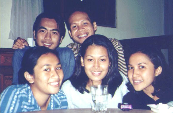 NinDi PuTrI TeSsA Ibhe dHiKa