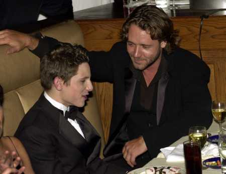 i'm... i'm not even going to talk... okay, i am... GOD THAT'S DISTURBING THE WAY RUSSELL CROWE'S LOOKING AT JAMIE BELL!  Hitting on hot teenage guys is MY job, Russ... so... back off!