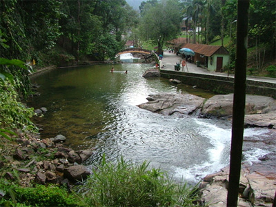 Pemandangan kawasan air terjun (blakang kitorang baru ade air terjun)