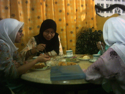 Hawa,Tini,Liza n Hana makan kat sekolah...macam cikgu pulak