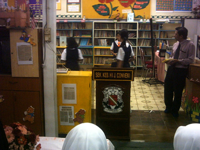 Peragawati Library sedang bertugas.