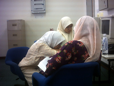 Gaya...Mutu...Keunggulan...Pose awek boring