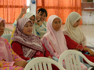 Awek-awek (perempuan) yang tengah khusyuk mendengar ucapan pengetua.