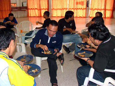 Tengola lelaki makan, licin pinggan.