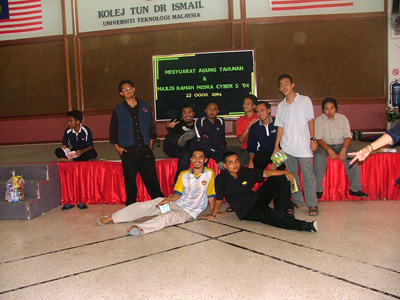 Pose model lelaki terkenal antarabangsa.