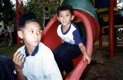 Gamba ni pun...apih suko main bendo tu,aku pun amik laaa...mama nga papa tengok blake aku.
