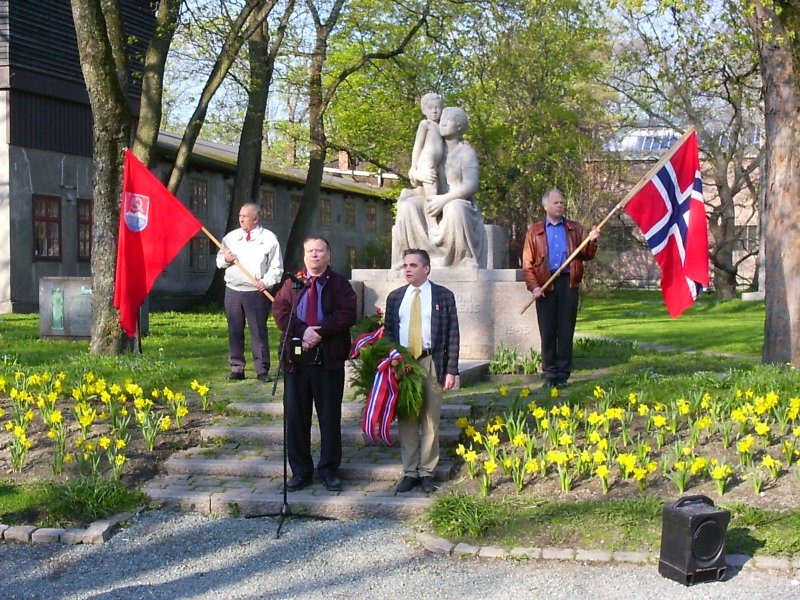 LO i Trondheim og NKP i Midt-Norge legger ned krans p� minnesmerket ved Domkirken (Nidarosdomen) over frihetskampens falne, 2004-05-01