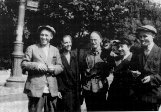 mellom ektefolka Samarin og Pusjkin og ukjend helsar Ivar Digernes den nordiske studentdelegasjonen
sommaren 1928 velkomen