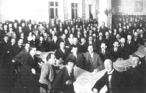 Partiets stiftelsesm�te i �stkanten Folkets hus 1923 etter splittelsen p� DNAs ekstraordin�re landsm�te