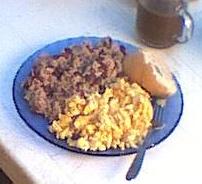 rijst en bonen, plus huevos revueltos (scrambled egg) met koffie: een stevig ontbijt