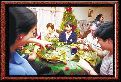 Tamales maken: de traditionele kersttractatie. De hele familie doet mee. (foto Tico Times)