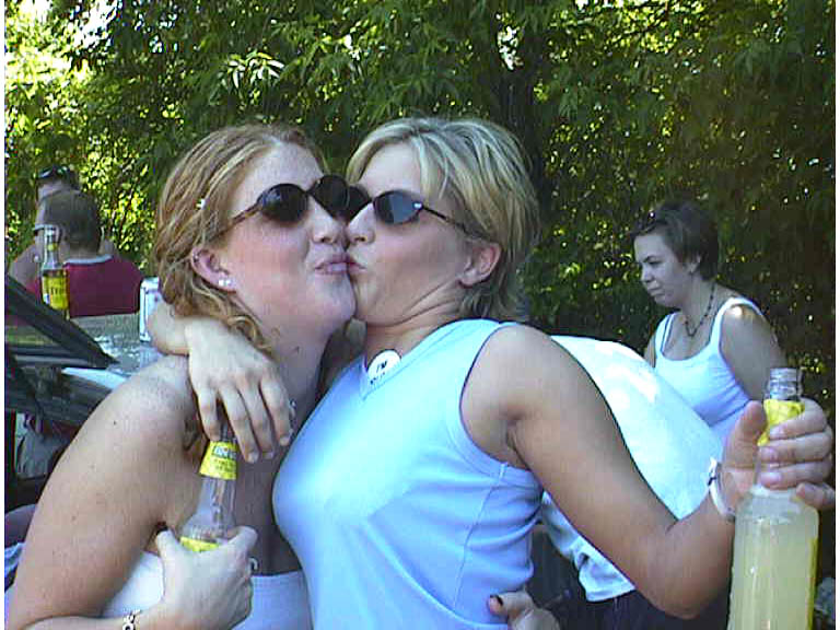 girlskissingsamples15.jpg