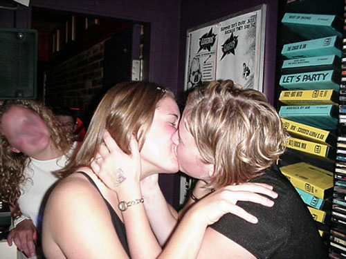 girlskissingsamples26.jpg