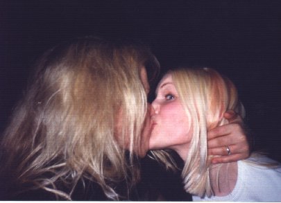 girlskissingsamples27.jpg