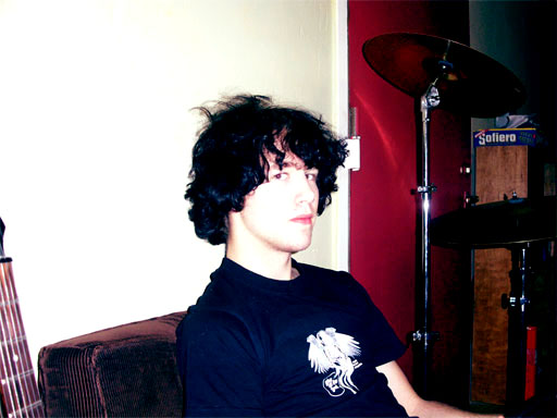 Simon - Bassless vocalist