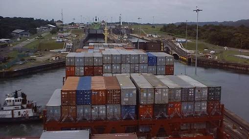 app Gatun locks1.jpg (27360 bytes)