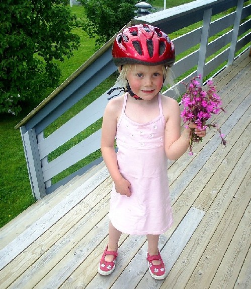 Eirin 5 �r plukka blomster til Offa (morfar)