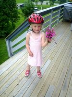 Eirin plukka blomster til Offa (morfar) / Eirin picked flowers for Offa (sweet)