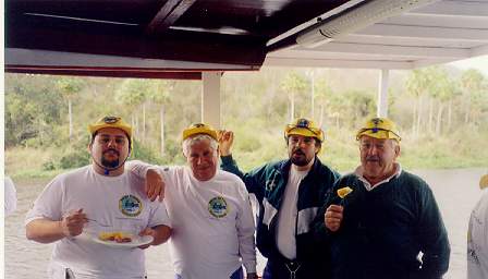 Derosso, Padrinho, Roberto e Seu Chico, curtindo uma macacheira amarela das boas...