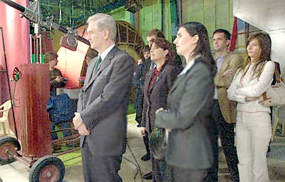 Diario Accion de General Rodriguez, politica, actualidad, noticias e informacion, personalidades e instituciones, policiales, galerias de fotos; historia de General Rodriguez, sus origenes, edificios, estancias, habitos y costumbres, anecdotas, comercios e industrias, los fundadores, antiguas instituciones, fotos e imagenes; suplementos especiales: la crisis politica, economica y social de la Argentina, los acontecimientos de Diciembre de 2001, articulos y entrevistas; Emigracion: toda la informacion destinada a aquellos que desean emigrar, radicarse o estudiar en el exterior, visas, pasaportes, consejos, guias, informacion util, links; Trueque: novedades e informacion, links, estructura del trueque; el casamiento de Maxima Zorreguieta y el principe Guillermo Alejandro de Holanda; Guerra de Afganistan: galeria de imagenes e informacion sobre la primera guerra del siglo XXI; la guerra de Irak, Bagdad, Georges W. Bush, Saddam Husseim, el atentado a las torres Gemelas de Nueva York, las twin towers, el 11-s, y descripcion del hecho que conmovio al mundo; Empleo: consultoras, clasificados, agencias de empleo, consejos e informacion util, curriculum vitae, como confeccionarlos, noticias de actualidad;
Los numeros de la crisis: Las consecuencias de la crisis politica, economica y social; estadisticas, pobreza, desnutricion, salud y asistencia; noticias regionales y provinciales, columnas y editoriales; informacion para negocios: pymes, links, empresas y negocios; Agenda Cultural con toda la informacion de cursos, universidades, talleres, escuelas y oportunidades, exposiciones de arte de la region; buscadores en Internet, Enlaces: links a los mejores sitios de educacion, cultura, arte, biografias, politica, interes general, web, Links del Diario Accion: RMS Titanic, su historia, su tragico viaje inaugural; historias, testimonios, documentos y articulos sobre el naufragio; links y sitios sobre el tema; la pelicula de Cameron, fotos e imagenes; suplementos especiales, Historia Argentina y de General Rodriguez, la llegada de la democracia en General Rodriguez, la asuncion de Juan Lumbreras como intendente en 1983, galeria de imagenes, sus palabras y los actos, su gabinete, festejos de la comunidad. Fundacion del pueblo de General Rodriguez, sus instituciones y personalidades relevantes, arquitectura y edificios, comercios e industrias, sus comienzos, estancias, inmigraciones italianas, españolas, vascas e irlandesas, anecdotas y efemerides, sus hombres ilustres, el Hospital Vicente Lopez y Planes, su fundacion por las Damas de Beneficencia, el hundimiento del crucero General Belgrano, testimonios de ex combatientes y tripulantes, su comandante Hector Elias Bonzo, fotos e imagenes, recuerdos y homenajes, historia de la familia Bonzo de General Rodriguez, entrevistas y articulos periodisticos. La guerra de Malvinas en el Atlantico Sur, el conflicto belico con Gran Bretaña de 1982, politicos relevantes, Benjamin Paez y Trueba, fotos antiguas de familias fundadoras, galerias de imagenes de pobladores, recorrida virtual por el antiguo General Rodriguez, el paso de la Infanta en 1910, historia de La Serenisima, la familia Mastellone, La Choza, Bernardo de Irigoyen, peronismo y radicalismo y muchisimo mas