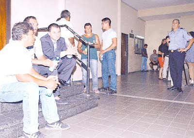 Diario Accion de General Rodriguez, politica, actualidad, noticias e informacion, personalidades e instituciones, policiales, galerias de fotos; historia de General Rodriguez, sus origenes, edificios, estancias, habitos y costumbres, anecdotas, comercios e industrias, los fundadores, antiguas instituciones, fotos e imagenes; suplementos especiales: la crisis politica, economica y social de la Argentina, los acontecimientos de Diciembre de 2001, articulos y entrevistas; Emigracion: toda la informacion destinada a aquellos que desean emigrar, radicarse o estudiar en el exterior, visas, pasaportes, consejos, guias, informacion util, links; Trueque: novedades e informacion, links, estructura del trueque; el casamiento de Maxima Zorreguieta y el principe Guillermo Alejandro de Holanda; Guerra de Afganistan: galeria de imagenes e informacion sobre la primera guerra del siglo XXI; la guerra de Irak, Bagdad, Georges W. Bush, Saddam Husseim, el atentado a las torres Gemelas de Nueva York, las twin towers, el 11-s, y descripcion del hecho que conmovio al mundo; Empleo: consultoras, clasificados, agencias de empleo, consejos e informacion util, curriculum vitae, como confeccionarlos, noticias de actualidad; 
Los numeros de la crisis: Las consecuencias de la crisis politica, economica y social; estadisticas, pobreza, desnutricion, salud y asistencia; noticias regionales y provinciales, columnas y editoriales; informacion para negocios: pymes, links, empresas y negocios; Agenda Cultural con toda la informacion de cursos, universidades, talleres, escuelas y oportunidades, exposiciones de arte de la region; buscadores en Internet, Enlaces: links a los mejores sitios de educacion, cultura, arte, biografias, politica, interes general, web, Links del Diario Accion: RMS Titanic, su historia, su tragico viaje inaugural; historias, testimonios, documentos y articulos sobre el naufragio; links y sitios sobre el tema; la pelicula de Cameron, fotos e imagenes; suplementos especiales, Historia Argentina y de General Rodriguez, la llegada de la democracia en General Rodriguez, la asuncion de Juan Lumbreras como intendente en 1983, galeria de imagenes, sus palabras y los actos, su gabinete, festejos de la comunidad. Fundacion del pueblo de General Rodriguez, sus instituciones y personalidades relevantes, arquitectura y edificios, comercios e industrias, sus comienzos, estancias, inmigraciones italianas, espa�olas, vascas e irlandesas, anecdotas y efemerides, sus hombres ilustres, el Hospital Vicente Lopez y Planes, su fundacion por las Damas de Beneficencia, el hundimiento del crucero General Belgrano, testimonios de ex combatientes y tripulantes, su comandante Hector Elias Bonzo, fotos e imagenes, recuerdos y homenajes, historia de la familia Bonzo de General Rodriguez, entrevistas y articulos periodisticos. La guerra de Malvinas en el Atlantico Sur, el conflicto belico con Gran Breta�a de 1982, politicos relevantes, Benjamin Paez y Trueba, fotos antiguas de familias fundadoras, galerias de imagenes de pobladores, recorrida virtual por el antiguo General Rodriguez, el paso de la Infanta en 1910, historia de La Serenisima, la familia Mastellone, La Choza, Bernardo de Irigoyen, peronismo y radicalismo y muchisimo mas