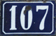 Placa com o n�mero 107.