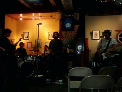 Segio (bajo), Steven (drums), Richie (percusion), Alejandro (vox y guitarra), Mike (guitarra)