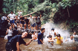 kota24-waterfall01.jpg (102156 bytes)